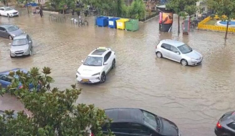 Reshjet e shiut në Elbasan, banesa e bodrume nën ujë, dëme te makinat e parkuara