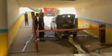 Përfshihet nga flakët automjeti në një parkim nëntokësor në Fier, banorët në panik