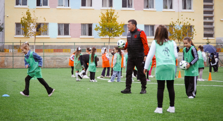 Java Europiane e Sportit/ FSHF dhe SHRF Elbasan organizojnë festival futbolli për vajzat në Prrenjas