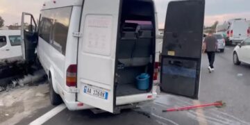 Furgoni del nga rruga në Kashar, disa pasagjerë të dëmtuar