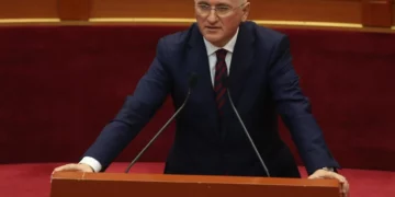 Satira e Gjekmarkaj: Kronika e atyre që pritën, u gëzuan dhe mbetën me gisht në gojë nga Babua