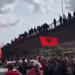 Pak orë para vendimit për ish-krerët e UÇK-së, në Hagë mblidhen shqiptarët, në Prishtinë ndizen “Flakët e Lirisë”