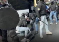 Tensione jashtë Gjykatës Speciale në Hagë, shqiptarët përplasen me policinë