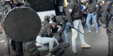 Tensione jashtë Gjykatës Speciale në Hagë, shqiptarët përplasen me policinë