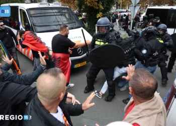 Tensione jashtë Gjykatës Speciale në Hagë, shqiptarët përplasen me policinë