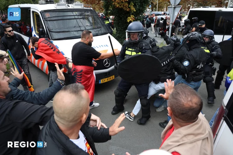 Tensione jashtë Gjykatës Speciale në Hagë, shqiptarët përplasen me policinë