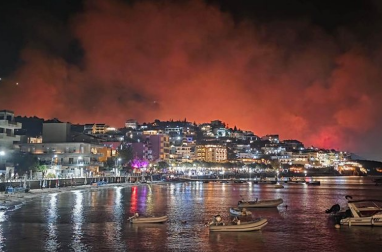 Zjarret në Himarë, kryebashkiaku Tavo apel banorëve: Largohuni nga banesat!