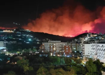 Zjarret apokaliptike në Himarë! 7 banesa të djegura, kundër flakëve edhe helikopterët
