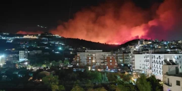 Zjarret apokaliptike në Himarë! 7 banesa të djegura, kundër flakëve edhe helikopterët