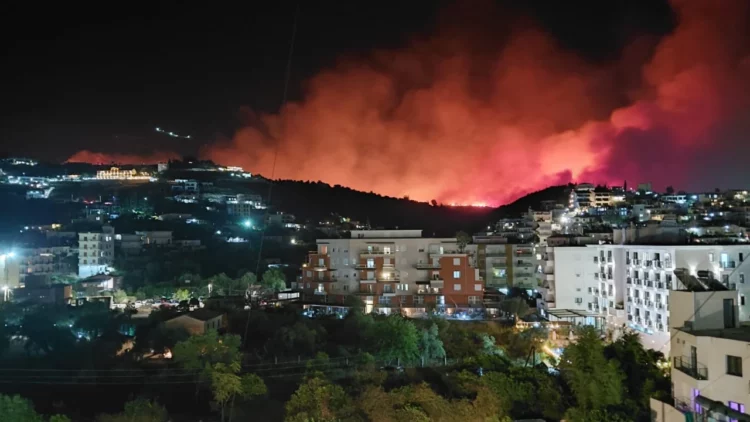 Zjarret apokaliptike në Himarë! 7 banesa të djegura, kundër flakëve edhe helikopterët