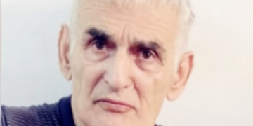Vrau gruan me thikë brenda në banesë, vetëdorëzohet autori 68-vjeçar i krimit në Tiranë