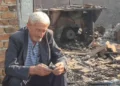 Ku të mbytem tani! I moshuari në Fier qëndron pranë pronës së shkrumbuar, kërkon me dëshpërim vlerësimin e dëmeve