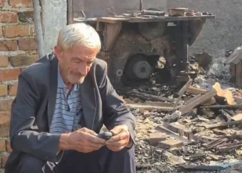 Ku të mbytem tani! I moshuari në Fier qëndron pranë pronës së shkrumbuar, kërkon me dëshpërim vlerësimin e dëmeve