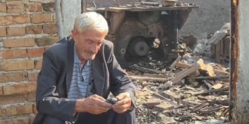 Ku të mbytem tani! I moshuari në Fier qëndron pranë pronës së shkrumbuar, kërkon me dëshpërim vlerësimin e dëmeve