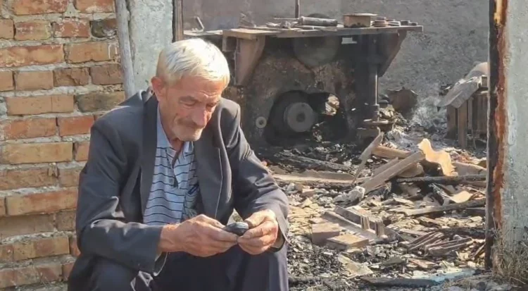 Ku të mbytem tani! I moshuari në Fier qëndron pranë pronës së shkrumbuar, kërkon me dëshpërim vlerësimin e dëmeve
