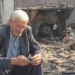 Ku të mbytem tani! I moshuari në Fier qëndron pranë pronës së shkrumbuar, kërkon me dëshpërim vlerësimin e dëmeve