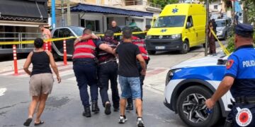 Atentati në Sarandë/ Kalimtari që mbeti i plagosur niset me helikopter në Tiranë