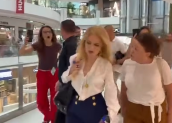 Protestuesit i zënë rrugën deputetes së PS-së, Iris Luarasi: Hajdute! Përfaqësuese e krimit! Mos fol në emër të grave