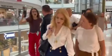 Protestuesit i zënë rrugën deputetes së PS-së, Iris Luarasi: Hajdute! Përfaqësuese e krimit! Mos fol në emër të grave