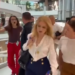 Protestuesit i zënë rrugën deputetes së PS-së, Iris Luarasi: Hajdute! Përfaqësuese e krimit! Mos fol në emër të grave