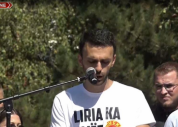 Protesta pro UÇK-së/ Djali i Jakup Krasniqit: Të bashkohemi përtej partive e ndasive! Historinë e Çlirimtarëve s’mund ta fshijë askush