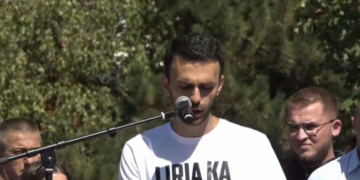 Protesta pro UÇK-së/ Djali i Jakup Krasniqit: Të bashkohemi përtej partive e ndasive! Historinë e Çlirimtarëve s’mund ta fshijë askush