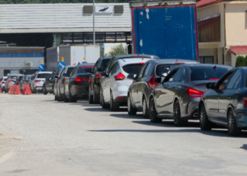 Nafta dhe ushqimet më lirë në Greqi, radhë të gjata në Kapshticë
