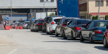 Nafta dhe ushqimet më lirë në Greqi, radhë të gjata në Kapshticë