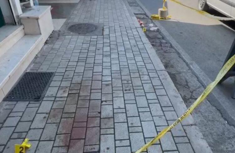 Sherr në Kavajë/ Përleshen me leva e grushte dy shoferët e furgonëve, njëri përfundon në spital