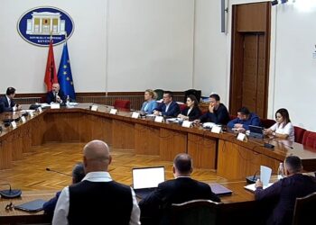 “Ka rënë shteti o bosa, e dini apo jo!” Demokratët dhe socialistët përplasen te komisioni i Ligjeve