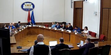 “Ka rënë shteti o bosa, e dini apo jo!” Demokratët dhe socialistët përplasen te komisioni i Ligjeve