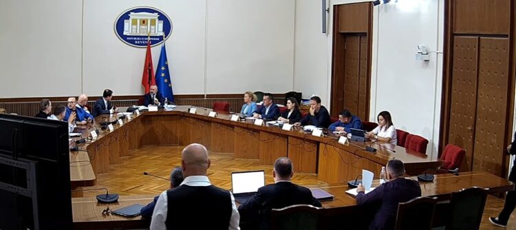 “Ka rënë shteti o bosa, e dini apo jo!” Demokratët dhe socialistët përplasen te komisioni i Ligjeve