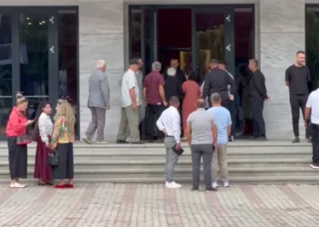 ‘Territorialja’/ Rama në Korçë, pensionistët tentojnë të futen në takim: Si mund të jetohet me 10 mijë lekë në muaj