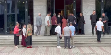 ‘Territorialja’/ Rama në Korçë, pensionistët tentojnë të futen në takim: Si mund të jetohet me 10 mijë lekë në muaj