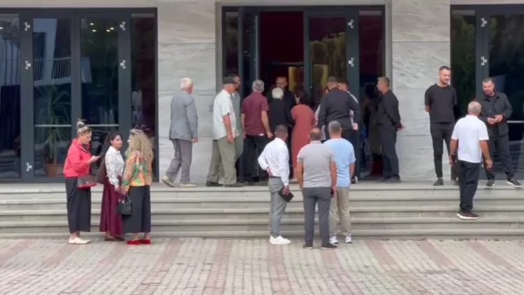 ‘Territorialja’/ Rama në Korçë, pensionistët tentojnë të futen në takim: Si mund të jetohet me 10 mijë lekë në muaj