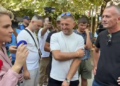 Monika Kryemadhi bashkëbisedon me protestuesit para SPAK: Bashkohuni dhe organizohuni
