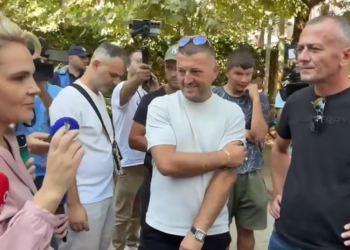 Monika Kryemadhi bashkëbisedon me protestuesit para SPAK: Bashkohuni dhe organizohuni