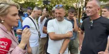 Monika Kryemadhi bashkëbisedon me protestuesit para SPAK: Bashkohuni dhe organizohuni