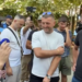 Monika Kryemadhi bashkëbisedon me protestuesit para SPAK: Bashkohuni dhe organizohuni