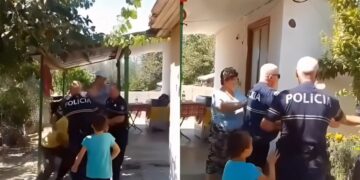 Kryefamiljari në Kuçovë merret zvarrë nga policia në sy të fëmijëve