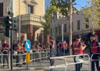 Priten tensione! Rrethohet Kuvendi, gardhe metalike dhe forca policie vendosen në rrugët drejt Parlamentit