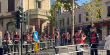 Priten tensione! Rrethohet Kuvendi, gardhe metalike dhe forca policie vendosen në rrugët drejt Parlamentit