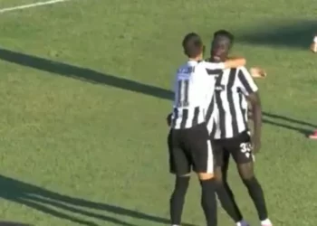 Kaos në Kurbin, Vllaznia mbetet me 10 lojtarë, arbitri zbraz stadiumin