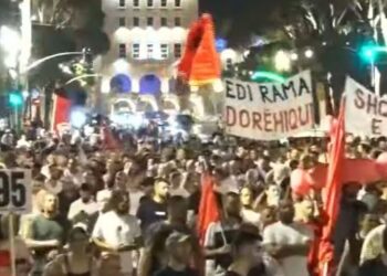Studentët, gratë dhe vajzat udhëheqin marshimin/ Rrethohet Kryeministria