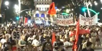 Studentët, gratë dhe vajzat udhëheqin marshimin/ Rrethohet Kryeministria
