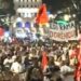 Studentët, gratë dhe vajzat udhëheqin marshimin/ Rrethohet Kryeministria