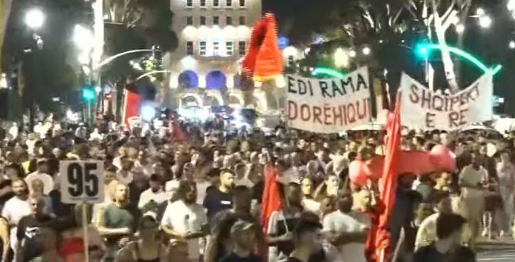 Studentët, gratë dhe vajzat udhëheqin marshimin/ Rrethohet Kryeministria