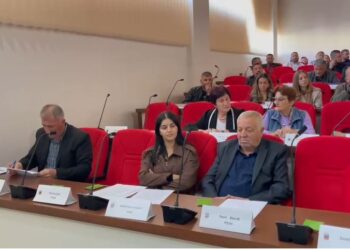 Shkrirja me Korçën/ Këshilltarët bashkiakë të Maliqit votojnë kundër bashkimit, vetëm 1 votë pro