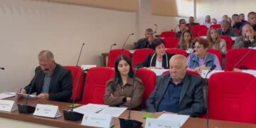 Shkrirja me Korçën/ Këshilltarët bashkiakë të Maliqit votojnë kundër bashkimit, vetëm 1 votë pro