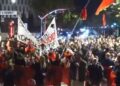 “Shqipëria po bën revolucion”/ Mbyllen fjalimet te Kryeministria, nis marshimi: Arrestoni Ramën!